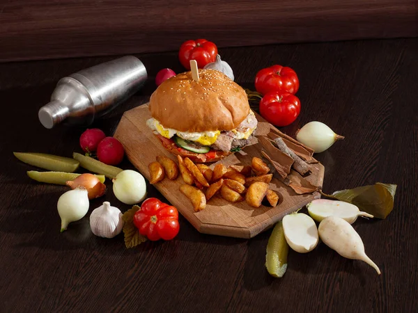 Burger Ziemniakami Drewnianej Desce — Zdjęcie stockowe