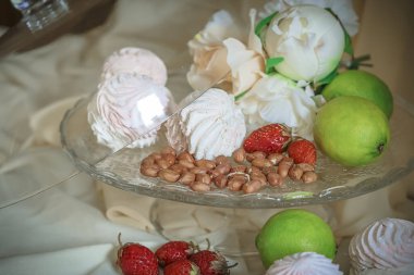 Cam bir kasede şekerleme ve fındık.