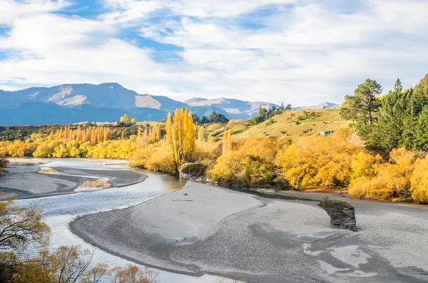 Hermosa vista desde el puente histórico sobre el río Shotover en Arrowtown, Nueva Zelanda . — Foto de Stock