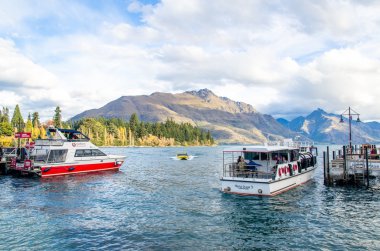 Lake Wakatipu Queenstown, Yeni Zelanda İskelesi, Otopark tekneler.