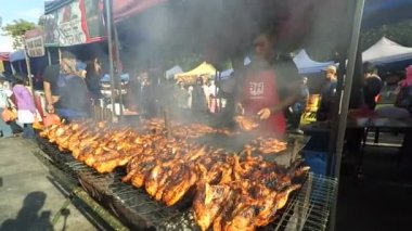 Ramazan kutsal ay sırasında Ramazan ın Bazaarı sıcak bir kömür ızgara tavuk ızgara hawker. 