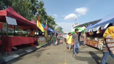 Yürüyüş ve Ramazan Bazaar.It etrafında gıdalar satın insanlar Müslüman hızlı Ramazan kutsal ay kırmak için kurulan.
