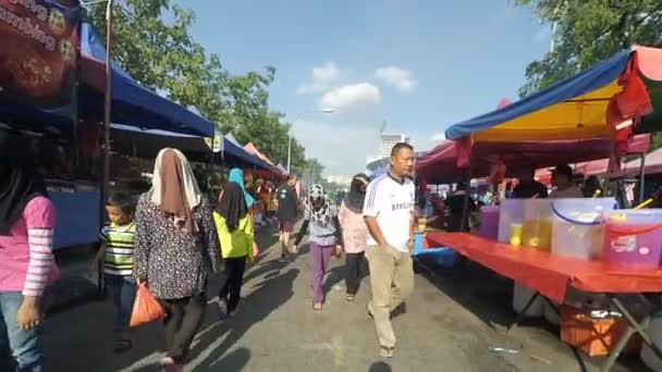 イスラム教徒は、ラマダンの神聖な月の間に高速を破るためウォーキングやラマダン Bazaar.It 周りの食品を購入を見て人々 を設立します。. — ストック動画