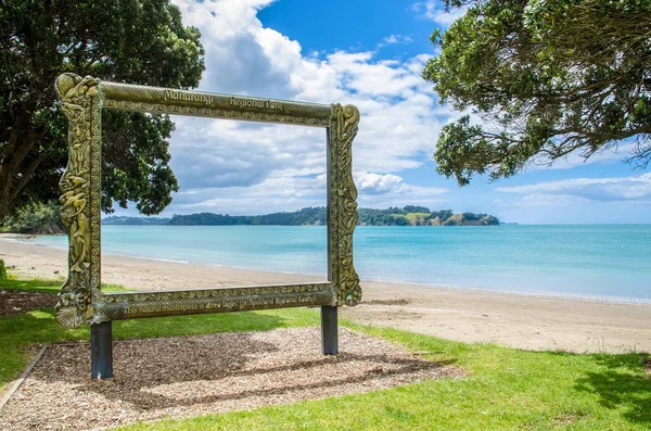 Hermosa vista del paisaje se puede ver a través del marco de fotos antiguas que se encuentra en el Parque Regional de Mahurangi en Auckland, Nueva Zelanda . — Foto de Stock