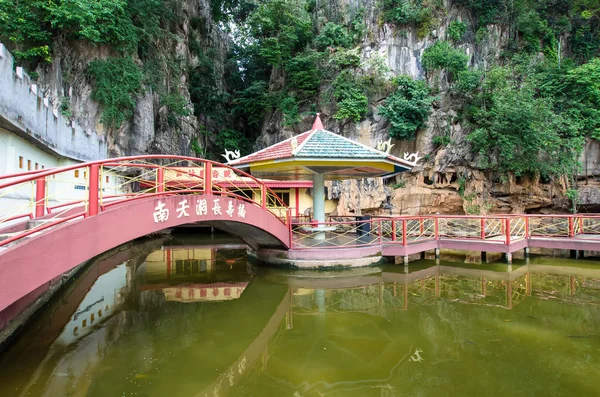 Nan Tian Tong-templet är ett populärt turistmål i Ipoh, Malaysia. — Stockfoto