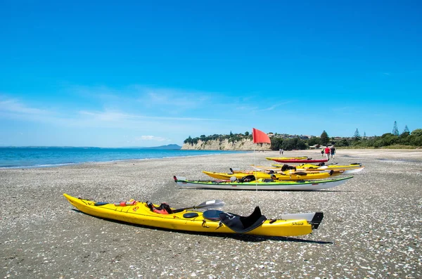 Stationnement des kayaks le long du Long Bay Beach Park à Auckland, Nouvelle-Zélande . — Photo