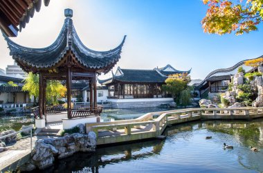 Zikzak köprü Dunedin Çin Bahçe tasarımının önemli unsurlardan biridir. O-ebilmek göl köşk ve rock dağ bağlanma.