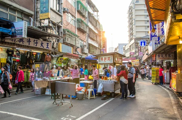 Raohe Street Night Market,people can seen walking and exploring around it. — Stock Photo, Image