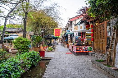 Shuhe antik kenti Lijiang ve eski çay yolu üzerinde iyi korunmuş şehrin en eski habitatları biridir.