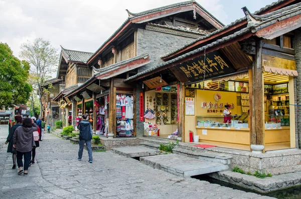 Shuhe Ancient Town es uno de los hábitats más antiguos de Lijiang y ciudad bien conservada en la Antigua Ruta del Té. . — Foto de Stock