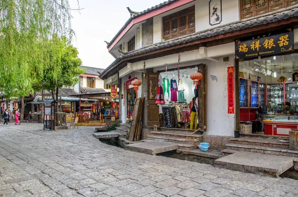 Shuhe Ancient Town es uno de los hábitats más antiguos de Lijiang y ciudad bien conservada en la Antigua Ruta del Té. — Foto de Stock