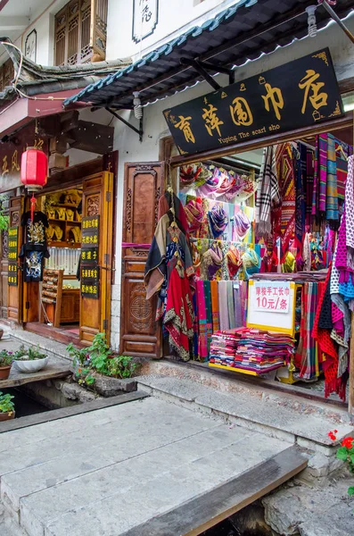 Shuhe Ancient Town es uno de los hábitats más antiguos de Lijiang y ciudad bien conservada en la Antigua Ruta del Té. . — Foto de Stock