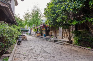 Shuhe antik kenti Lijiang ve eski çay yolu üzerinde iyi korunmuş şehrin en eski habitatları biridir.