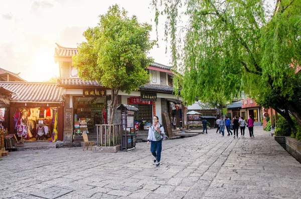 Shuhe Ancient Town es uno de los hábitats más antiguos de Lijiang y ciudad bien conservada en la Antigua Ruta del Té. . — Foto de Stock