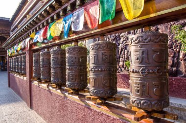 Shuhe antik kenti Tibet tapınakta ibadet tekerlerimi.