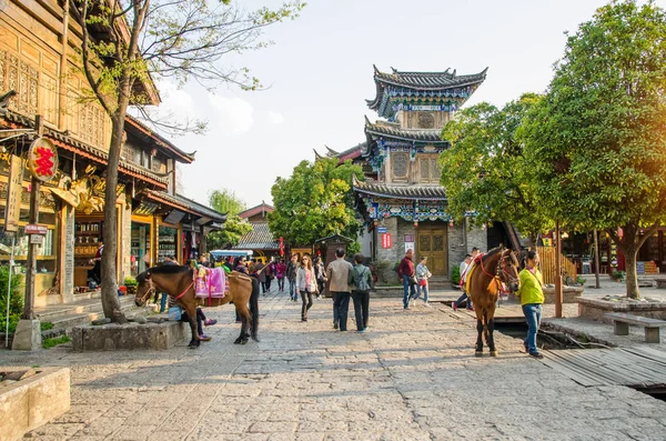 Shuhe Ancient Town es uno de los hábitats más antiguos de Lijiang y ciudad bien conservada en la Antigua Ruta del Té. . — Foto de Stock