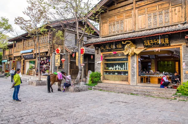 Shuhe Ancient Town es uno de los hábitats más antiguos de Lijiang y ciudad bien conservada en la Antigua Ruta del Té. . — Foto de Stock