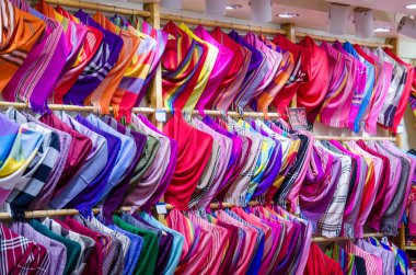 Eski şehir Lijiang.Yunnan depoda satan renkli eşarplar