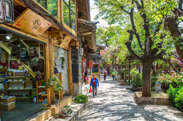 Vista panorámica del casco antiguo de Lijiang en Yunnan, China . — Foto de Stock