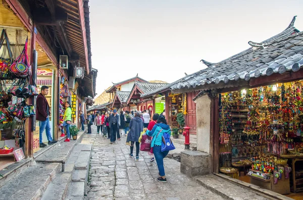 Vista panorámica del casco antiguo de Lijiang en Yunnan, China . — Foto de Stock