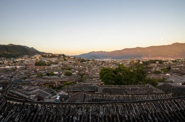 Akşam kuş bakışı yerel tarihi mimari yapı Old Town Lijiang Yunnan, Çin'in çatı.