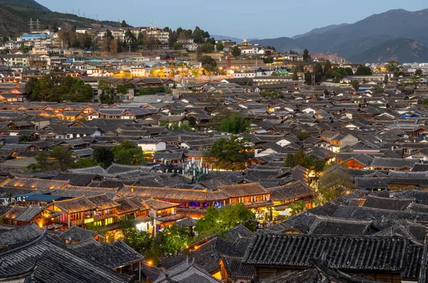 Vista nocturna de pájaro del edificio de techo de arquitectura histórica local del casco antiguo de Lijiang en Yunnan, China . —  Fotos de Stock