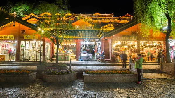 Éjszakai festői kilátás a régi város Lijiang, Yunnan, Kína. — Stock Fotó