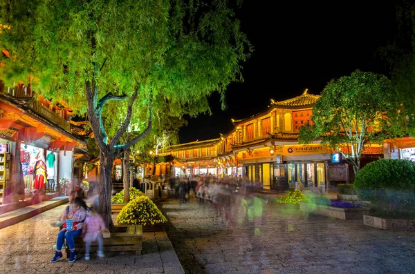 Vista cênica noturna da Cidade Velha de Lijiang em Yunnan, China . — Fotografia de Stock