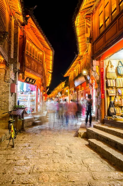 Noční pohled malebné staré město Lijiang v Yunnan, Čína. — Stock fotografie