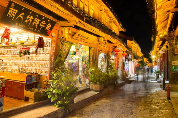 Natursköna nattvisning av den gammala townen av Lijiang i Yunnan, Kina. — Stockfoto