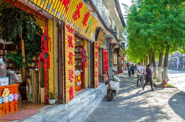 中国雲南省大理の旧市街の眺め。それはアジアの有名な観光地です。. — ストック写真