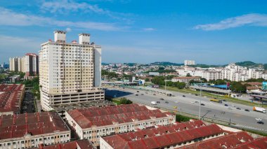 Kuala Lumpur, Malezya yol otoyol istasyonu üzerinden geçen araçların havadan görünümü.