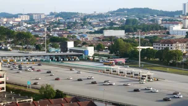 Veduta aerea dei veicoli che attraversano il casello autostradale di Kuala Lumpur, Malesia . — Video Stock