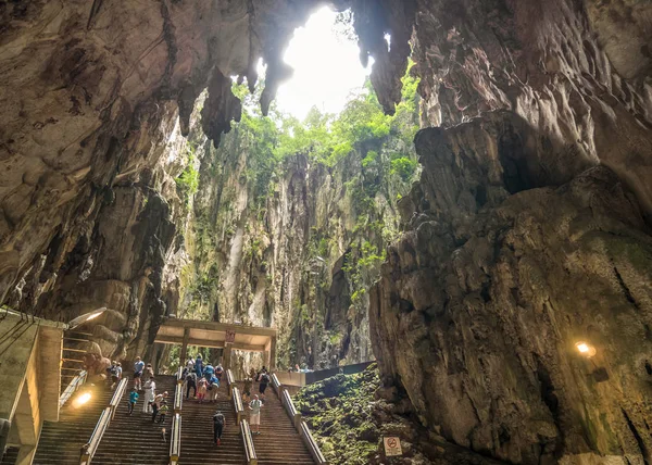 Люди могут увидеть, как они исследуют и молятся в индуистском храме в пещерах Бату Куала-Лумпур Малайзия . — стоковое фото
