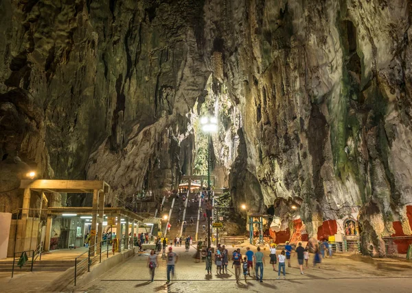 人们可以看到探索和祈祷在印度教寺庙中 Batu 洞穴吉隆坡马来西亚. — 图库照片