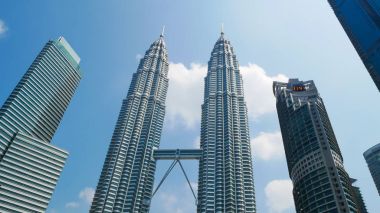Petronas ikiz kuleleri ile güzel mavi gökyüzü arka plan.