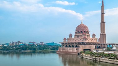 Putra Camii Putrajaya, Malezya'nın ünlü en belirgin landmark biridir.