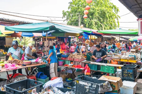 Schilderachtig uitzicht op de markt van de ochtend in Ampang, Maleisië. De ochtend markt die verkoopt verkopen bijna alles van landbouwproducten naar souvenir. — Stockfoto