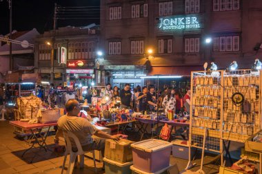  Cuma, Cumartesi ve Pazar günü gece pazarı Jonker sokağın en iyi parçası, ucuz keepsakes için lezzetli gıdalar her şeyi satıyor.