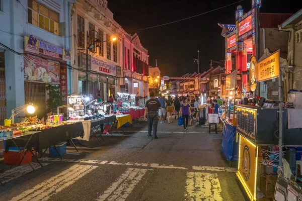 The night market on Friday,Saturday and Sunday is the best part of the Jonker Street, it sells everything from tasty foods to cheap keepsakes. — Stock Photo, Image
