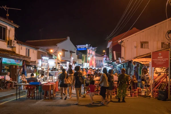 O mercado noturno na sexta-feira, sábado e domingo é a melhor parte da Jonker Street, vende tudo, desde alimentos saborosos a lembranças baratas. . — Fotografia de Stock