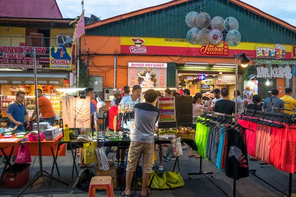 O mercado noturno na sexta-feira, sábado e domingo é a melhor parte da Jonker Street, vende tudo, desde alimentos saborosos a lembranças baratas. . — Fotografia de Stock