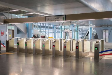 Otomatik ödeme kapıda Mrt (kütle hızlı Transit) istasyonu. MRT Sungai Buloh üzerinden Klang Valley Kajang için en son toplu ulaşım sistemidir.