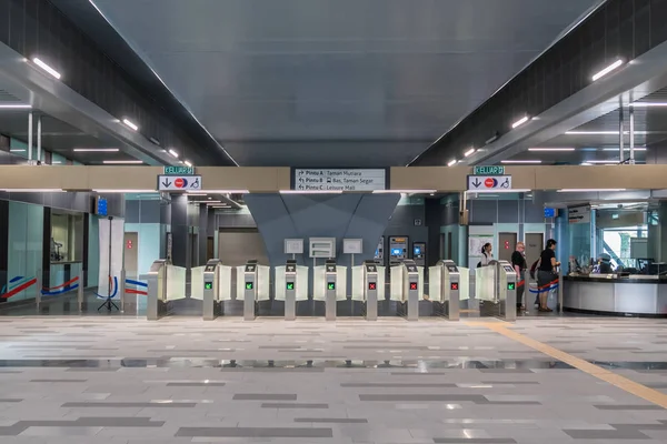 Automatic payment gate at the MRT (Mass Rapid Transit) station. MRT is the latest public transportation system in Klang Valley from Sungai Buloh to Kajang. — Stock Photo, Image