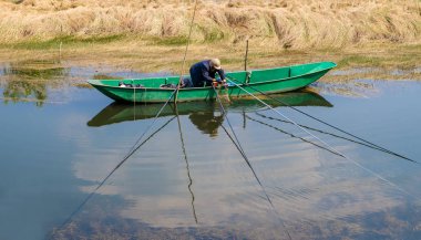 Lijiang Lashi Gölü sulak bir ulusal doğal doğal Lijiang city, Çin yakınındaki bir noktadır. Bir kişi olabilir göl kenarında görülen Balık tutma.