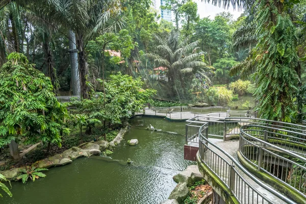 Scenic view of the Kuala Lumpur Bird Park, it is also well known as "World's Largest Free-flight Walk-in Aviary". — Stock Photo, Image