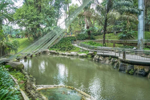 Malowniczy widok Kuala Lumpur Bird Park, to jest również znany jako "World's największy locie swobodnym Walk-in Aviary". — Zdjęcie stockowe