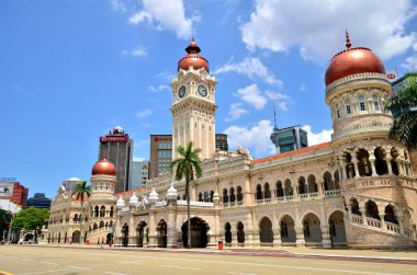 Kuala Lumpur- 16 Şubat 2014: Sultan Abdul Samad binası Jalan Raja, Kuala Lumpur Malezya 'daki Merdeka Meydanı önünde yer almaktadır..