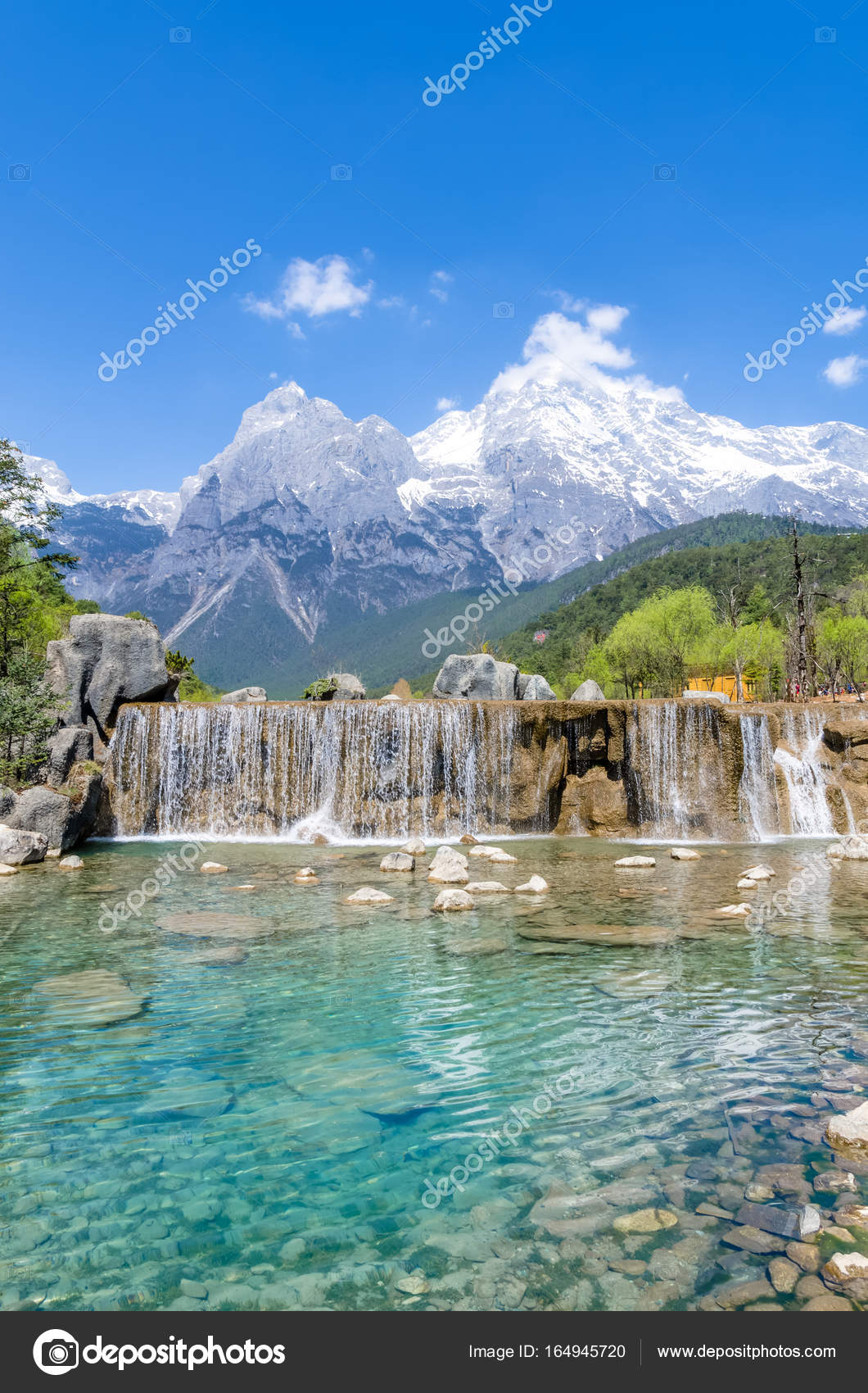 Beautiful Blue Moon Valley in Jade Dragon Snow Mountain, Lijiang Yunnan China. — Stock Photo