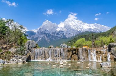 Güzel mavi ayın Vadisi'nde Jade Dragon Snow Mountain, Lijiang, Yunnan Çin.